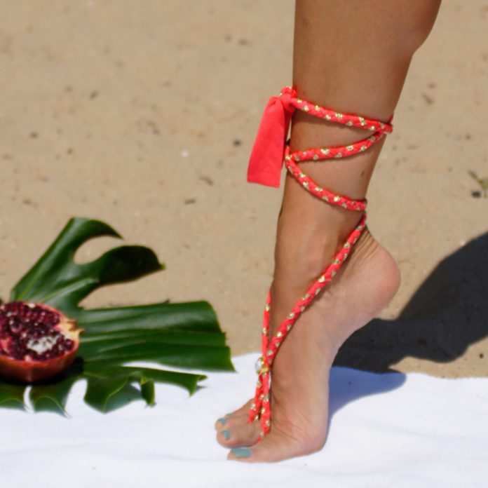 BOHO-bikini's-2019-TrendyZomer_voetsierraad_coral-red